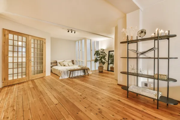 a-luxurious-huge-bedroom-with-a-wooden-floor-2025-02-10-05-41-52-utc-685c06da8820f