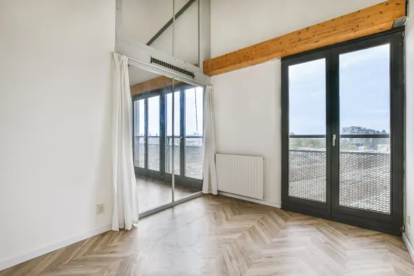 small-cozy-room-with-large-double-sash-windows-2025-02-10-07-56-58-utc-685a892366027